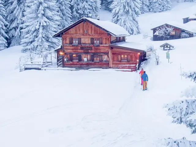 Schneeschuhwanderer auf einer Tour zur urigen Edelsberghütte in einer beeindruckenden Winterlandschaft.
