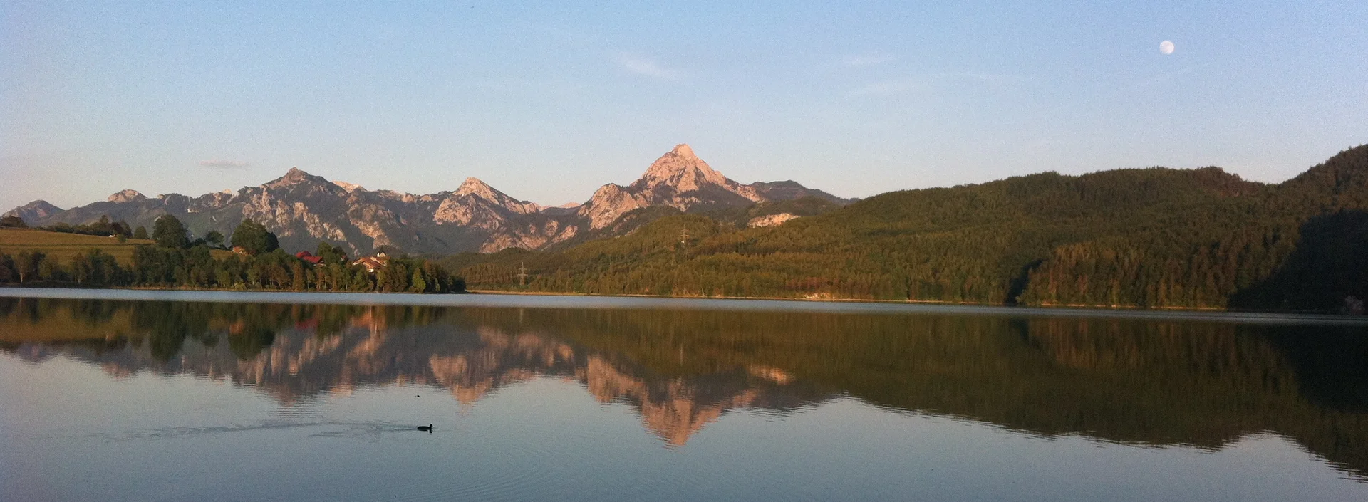 Malerischer Blick über den Weißensee im Allgäu.