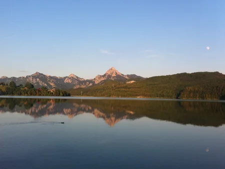 Malerischer Blick über den Weißensee im Allgäu.