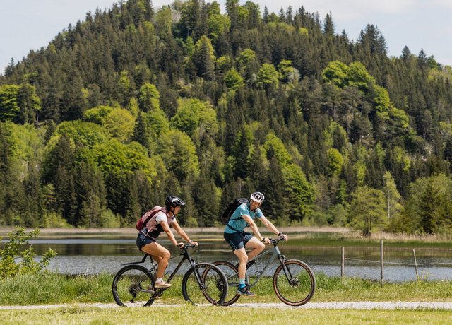 Zwei Radfahrer beim Schlossweiher