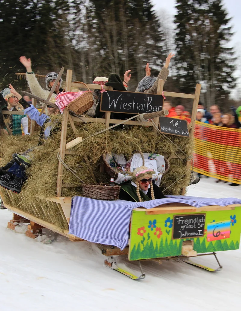 Abfahrt beim Gaudirennen in Pfronten.