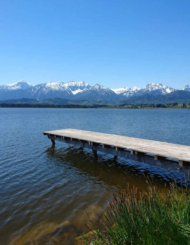 Der Hopfensee mit Bergpanorama. 