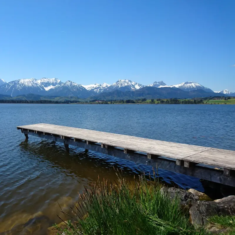 Der Hopfensee mit Bergpanorama. 