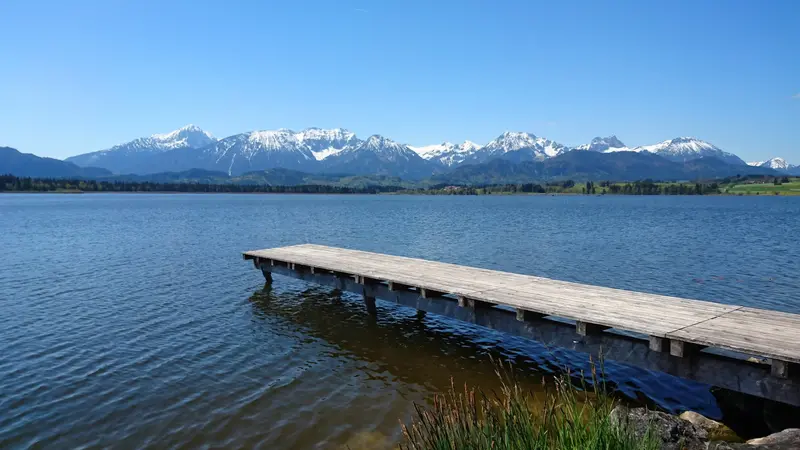 Der Hopfensee mit Bergpanorama. 