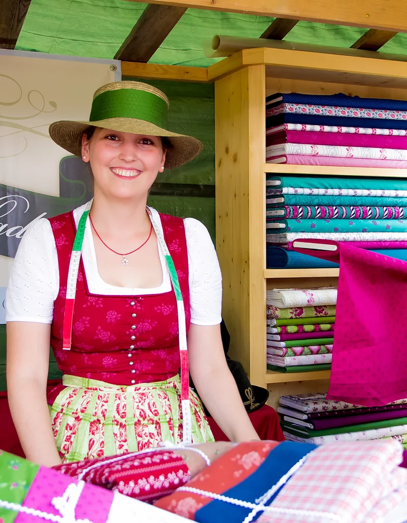 Eine bunte Stoffauswahl beim Trachtenmarkt in Pfronten.