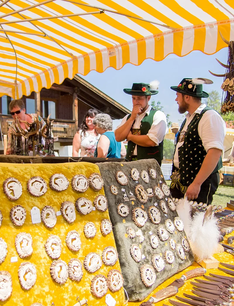 Einer der schönsten Märkte in Bayern - Trachtenmarkt in Pfronten im Allgäu Alles rund um die Tracht beim Trachtenmarkt in Pfronten im Allgäu.