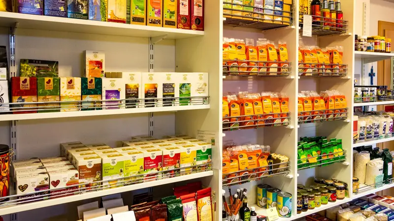 Ein gefülltes Regal mit Fair-Trade Lebensmitteln.