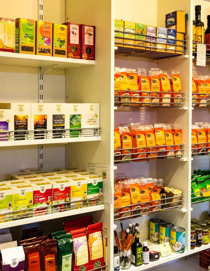 Ein gefülltes Regal mit Fair-Trade Lebensmitteln.