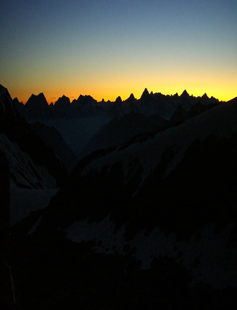 Alpenüberquerung die Alternative vom Allgäu nach Meran Berggipfel bei Sonnenuntergang.