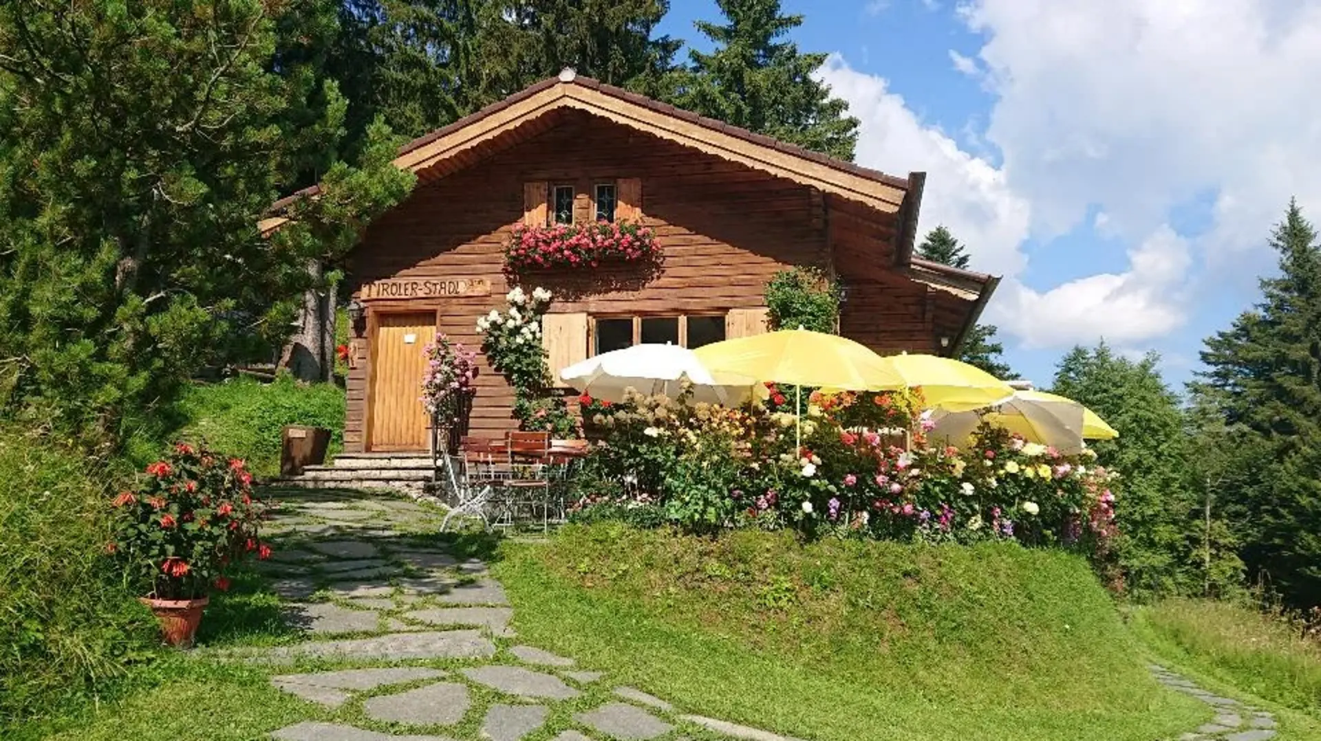 Das Tiroler Stadl inmitten einer sommerlichen Landschaft.