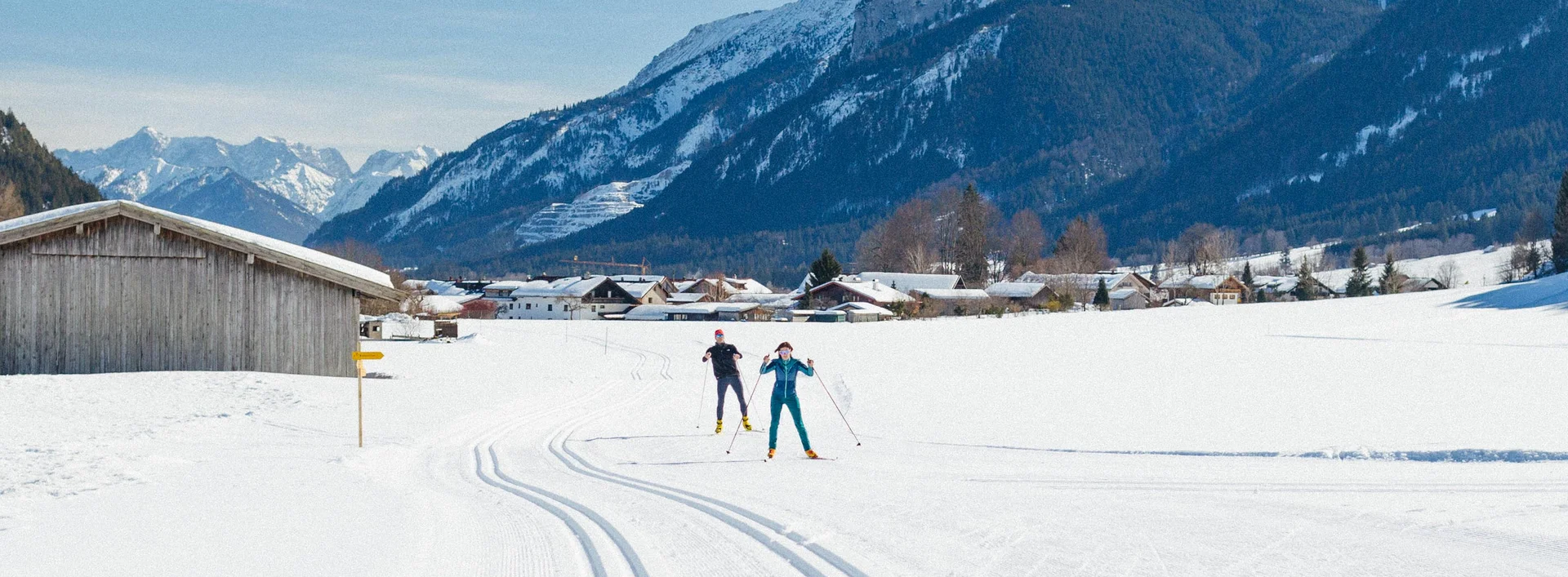 Personen beim Skaten im verschneiten Pfrontener Tal.