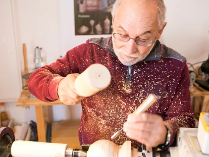 Ein Filigrandrechsler bei der Arbeit in Pfronten im Allgäu.