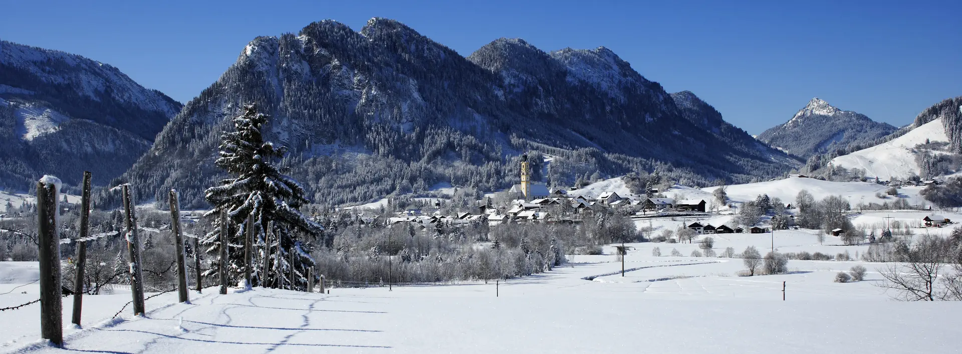 Winterwunderland Pfronten im Allgäu Eine zauberhafte Schneelandschaft im Pfrontener Tal inmitten der verschneiten Bergwelt.