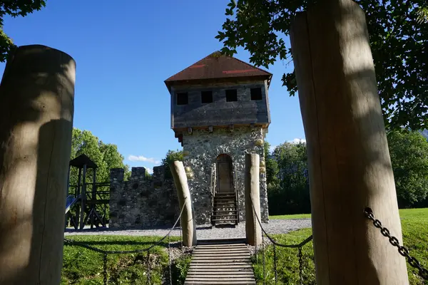 Verkleinerte Nachbildung einer Burganlage auf dem Ritterspielplatz in Pfronten.