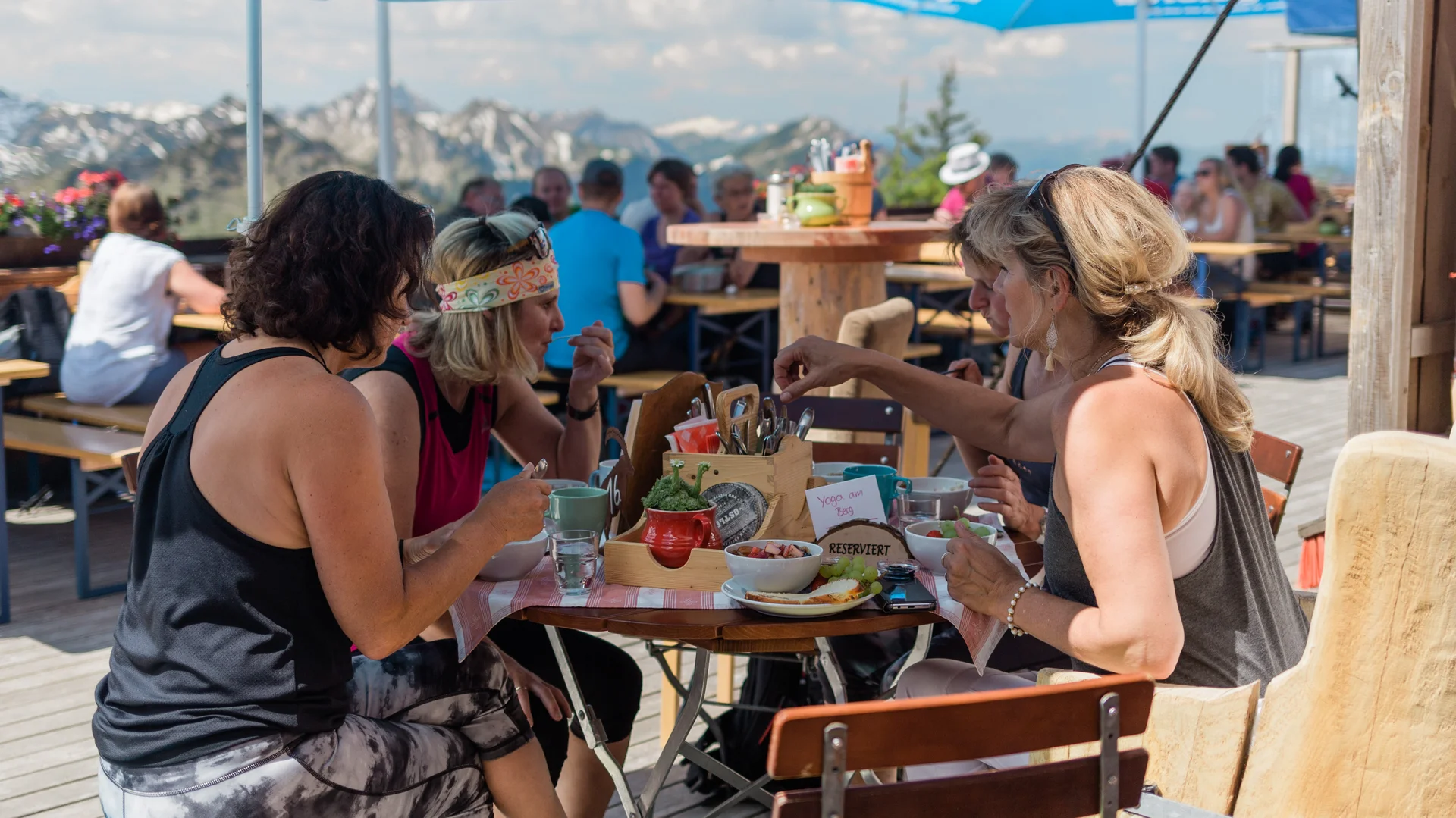Eine Gruppe bei der Einkehr auf der Terrasse der Ostlerhütte.