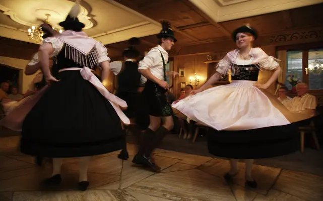 Mehrere Personen in Allgäuer Tracht beim Brauchtumsabend in Pfronten.