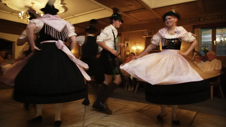 Mehrere Personen in Allgäuer Tracht beim Brauchtumsabend in Pfronten.
