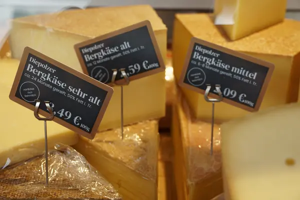 Käse auf dem Wochenmarkt am Haus des Gastes