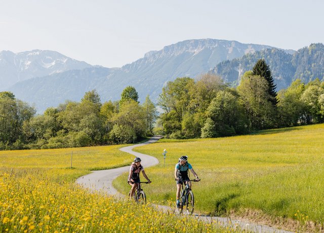 Zwei Radfahrer radeln durch das Pfrontener Tal 