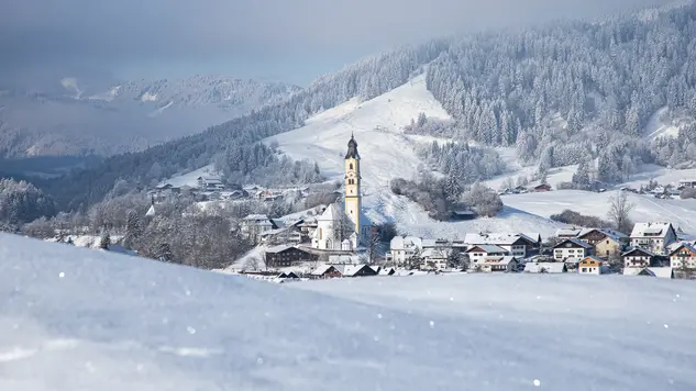 Eine idyllisch verschneite, glitzernde Winterlandschaft.