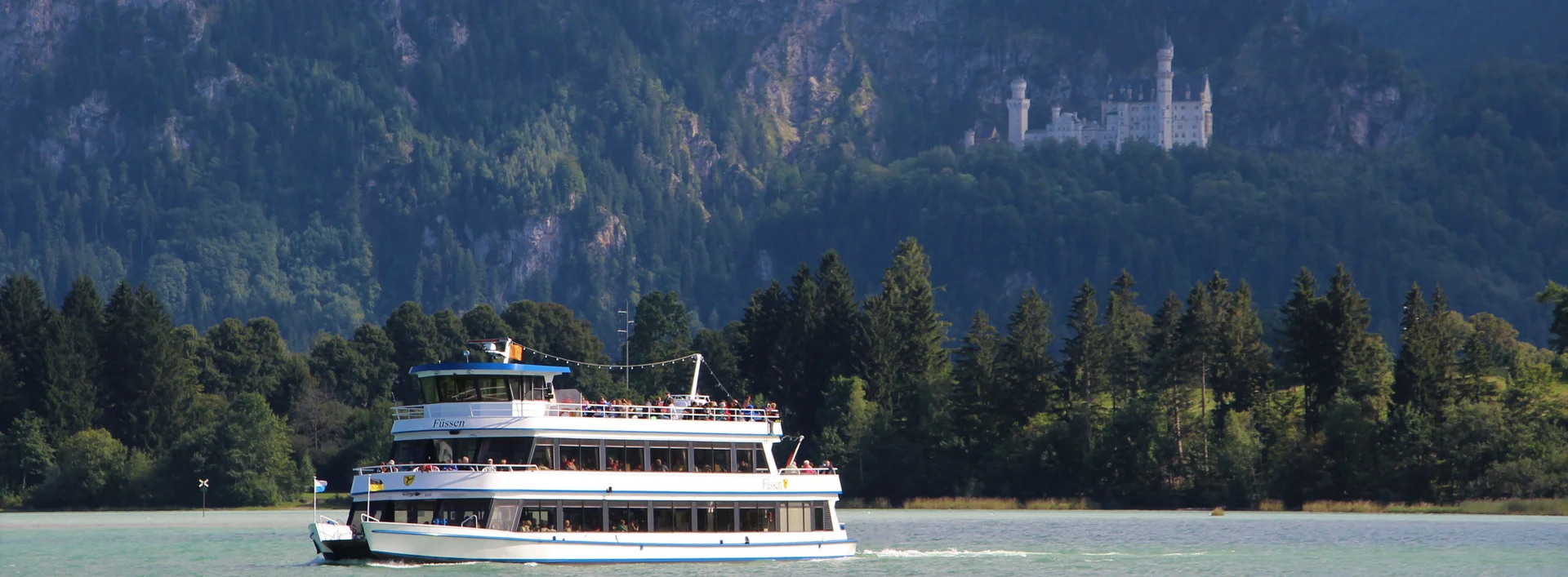 Badeseen im Allgäu - Schifffahrt auf dem Forggensee Eine Schiffahrt auf dem Forgensee mit einer tollen Bergkulisse im Hintergrund.