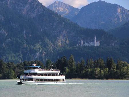 Eine Schiffahrt auf dem Forgensee mit einer tollen Bergkulisse im Hintergrund.
