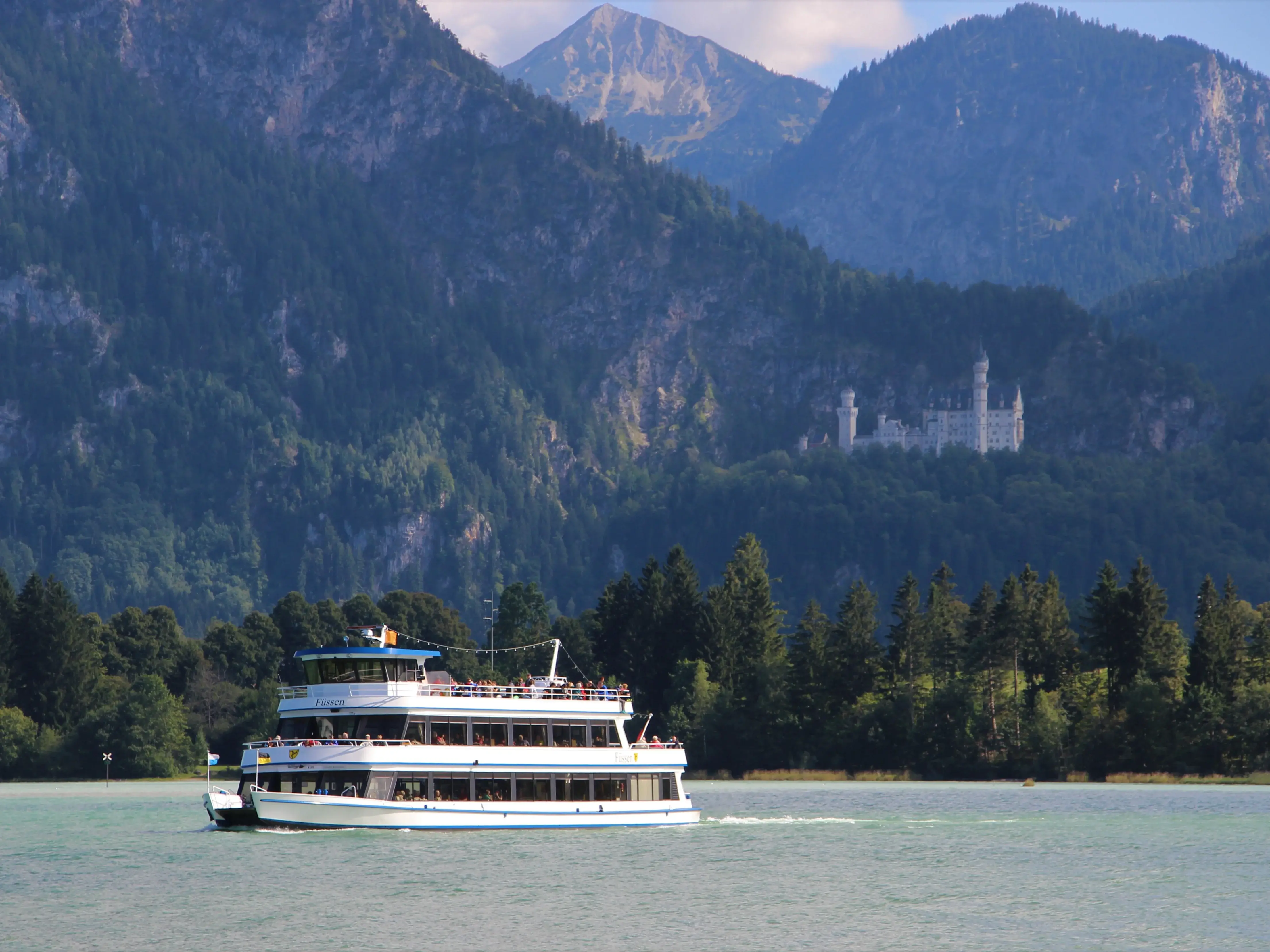 Eine Schiffahrt auf dem Forgensee mit einer tollen Bergkulisse im Hintergrund.