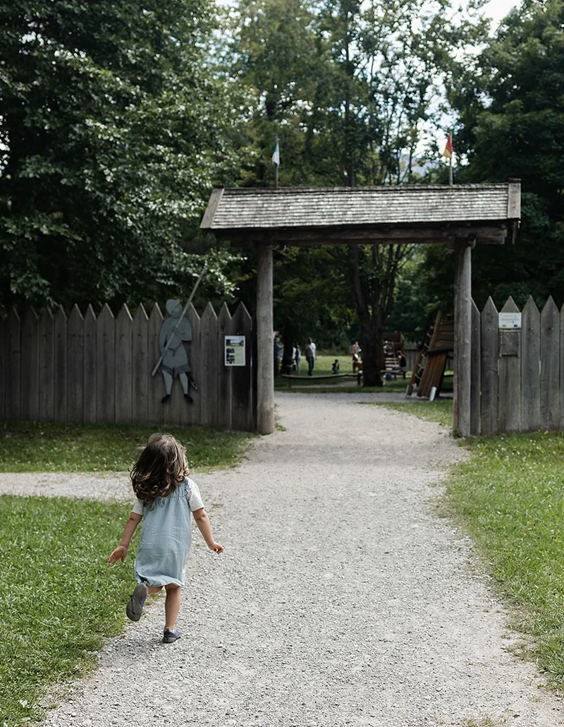 Ein Mädchen läuft zum Eingang des Ritterspielplatzes.