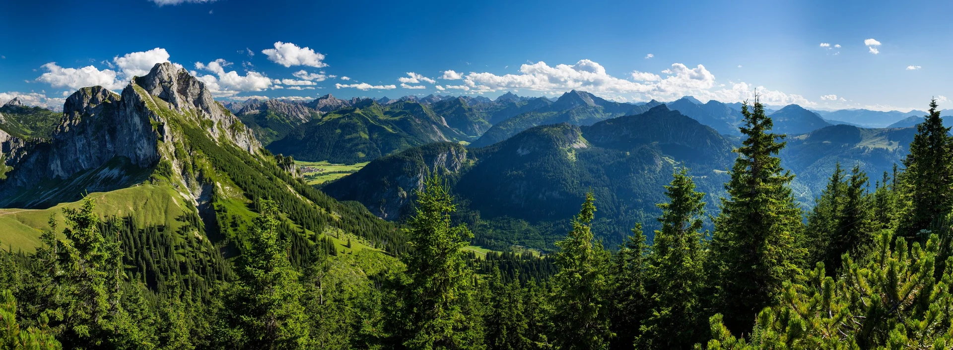 Sonniger Panoramablick auf die Ostlerhütte und die atemberaubende Bergwelt.