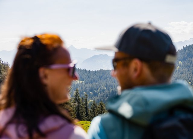 Wanderer mit Blick auf die Berge