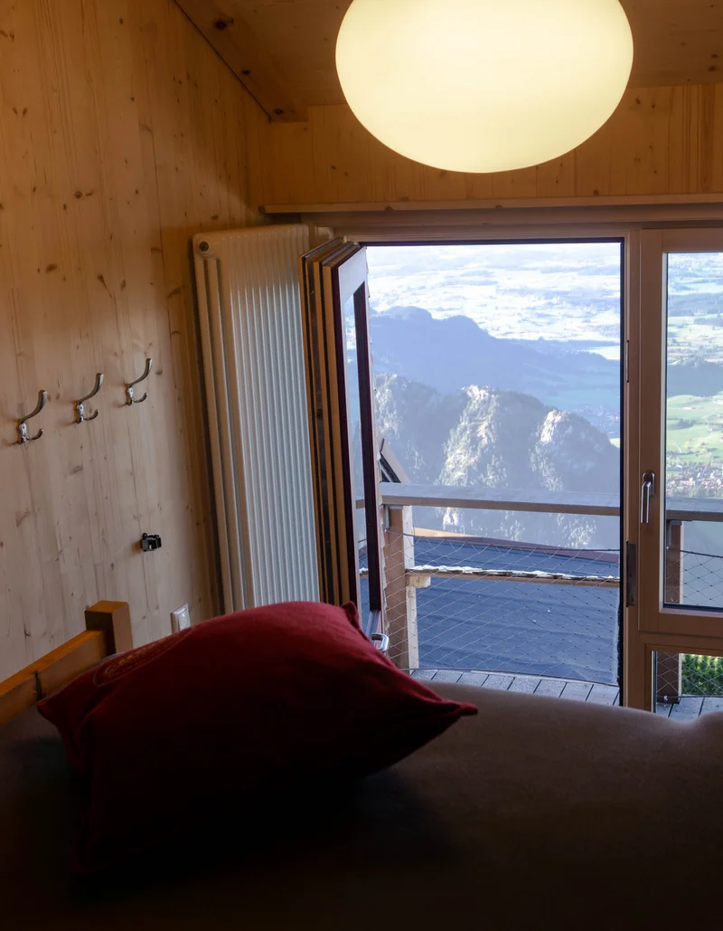 Beeindruckender Blick aus einem Zimmer der Ostlerhütte auf das Tal.