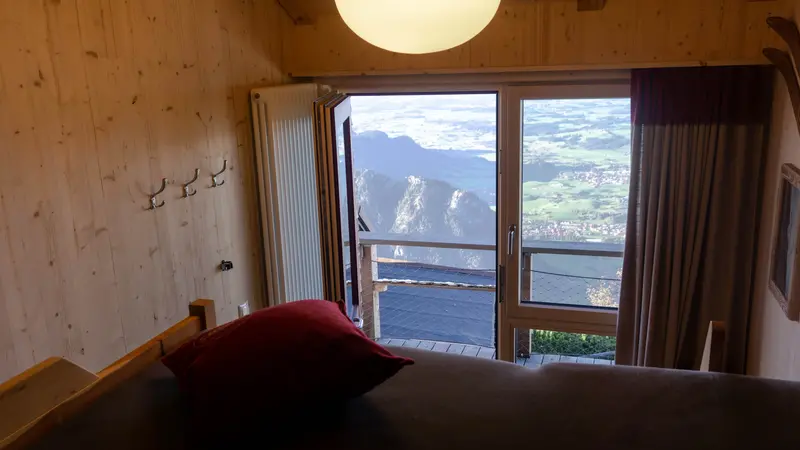 Beeindruckender Blick aus einem Zimmer der Ostlerhütte auf das Tal.