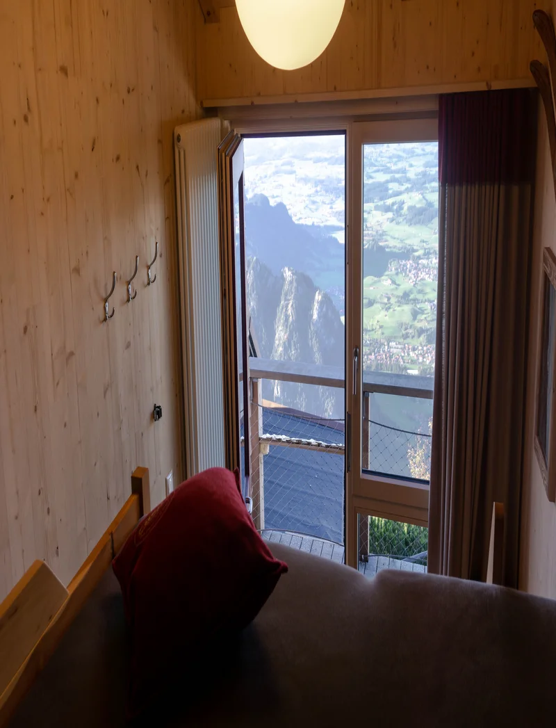 Beeindruckender Blick aus einem Zimmer der Ostlerhütte auf das Tal.