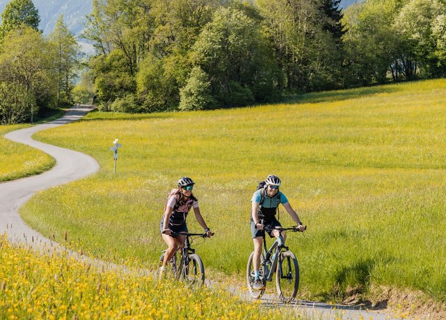 Zwei Radfahrer radeln durch das Pfrontener Tal 