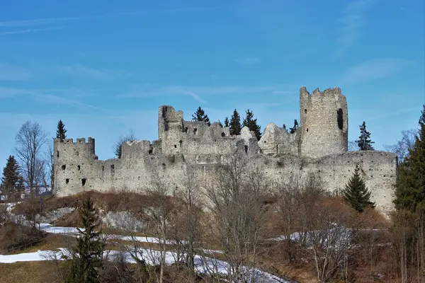 Die Burgruine Hohenfreyberg im Allgäu.