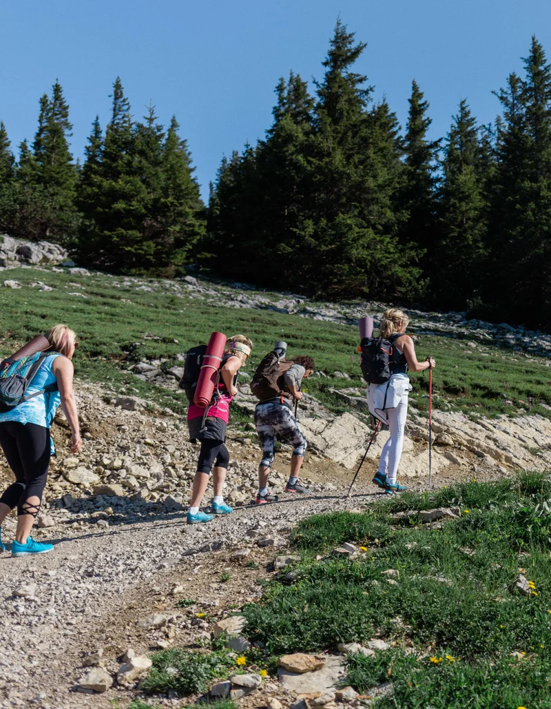 Eine Gruppe auf dem Weg zum Yoga am Berg.