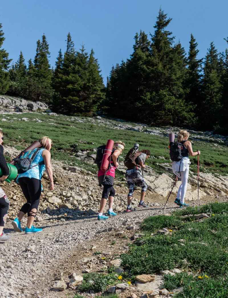 Eine Gruppe auf dem Weg zum Yoga am Berg.