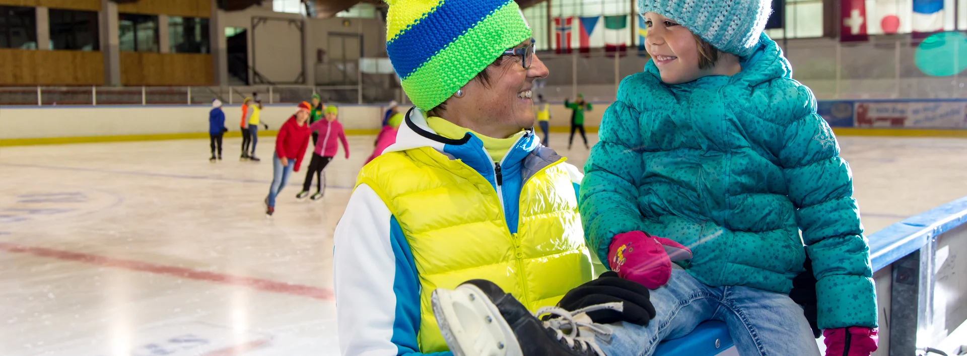 Schlittschuhläufer in Eisstadion