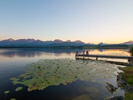 Beeindruckender Blick über den Hopfensee bei einem magisch gefärbten Himmel.