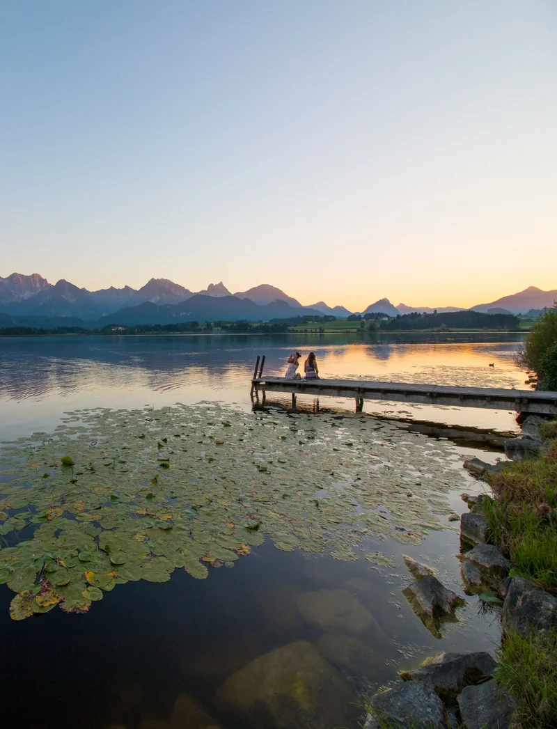Beeindruckender Blick über den Hopfensee bei einem magisch gefärbten Himmel.