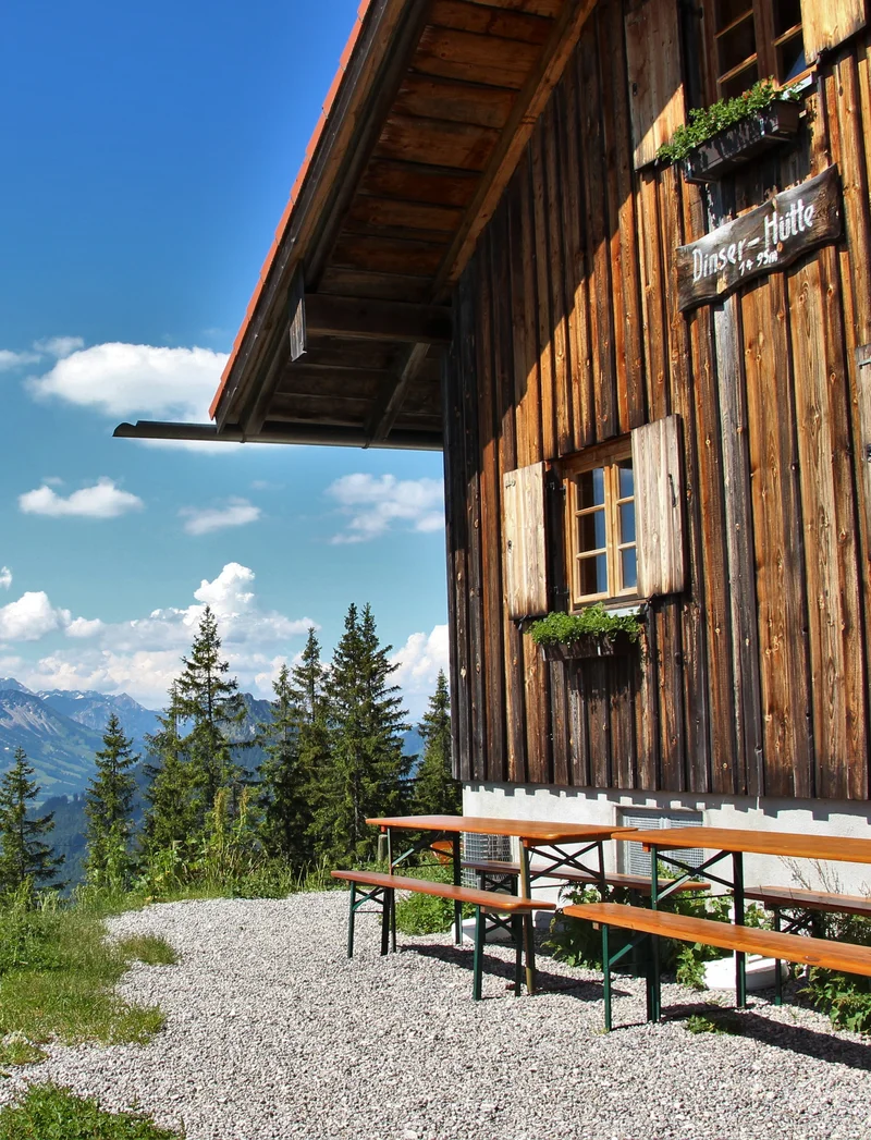 Alpe Dinserhütte Die idyllische Dinserhütte inmitten Alpweiden und beeindruckender Bergkulisse.