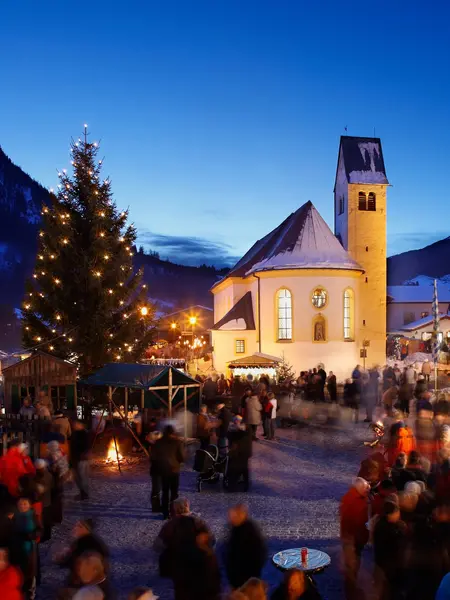 Der Pfrontener Weihnachtsmarkt bei Nacht Weihnachtliche Atmosphäre mit schönen Beleuchtungen bei Nacht auf dem Pfrontener Weihnachtsmarkt.