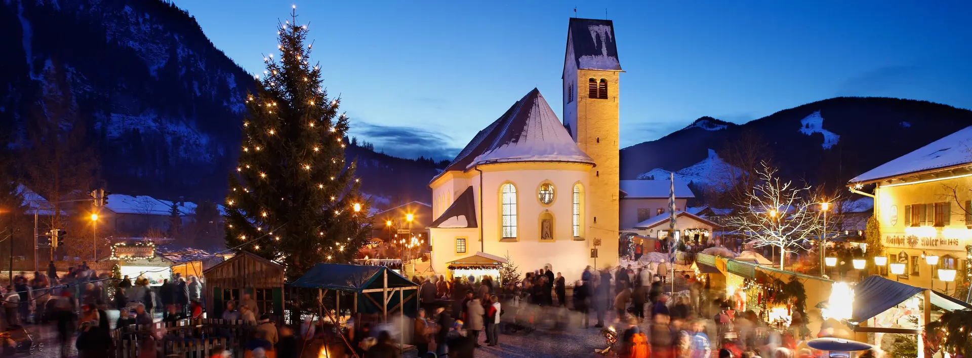Der Pfrontener Weihnachtsmarkt bei Nacht Weihnachtliche Atmosphäre mit schönen Beleuchtungen bei Nacht auf dem Pfrontener Weihnachtsmarkt.