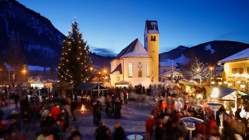 Der Pfrontener Weihnachtsmarkt bei Nacht