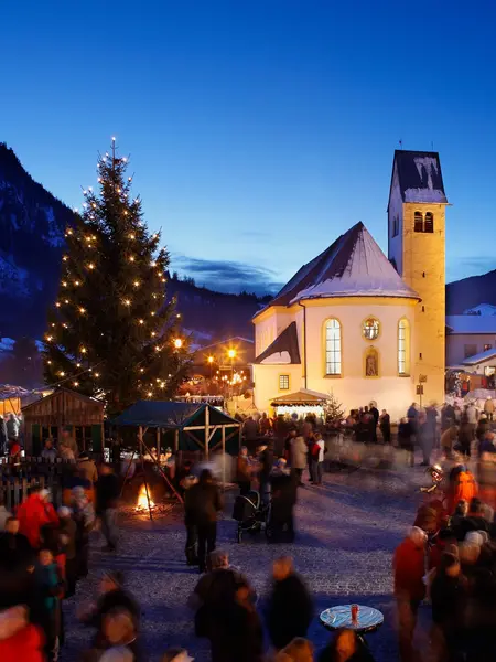 Der Pfrontener Weihnachtsmarkt bei Nacht