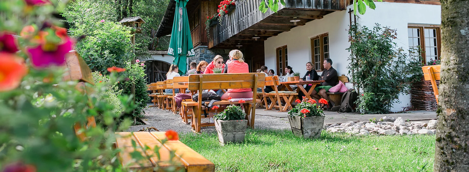 Sommerliche Einkehr in einem Pfrontener Biergarten.