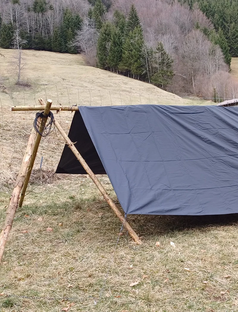 Wildnis Survival Wochenende ©A. Grotz Ein Tab ist mit Holzbalken aufgebaut und demonstriert ein Survivalabenteuer in der Wildnis.
