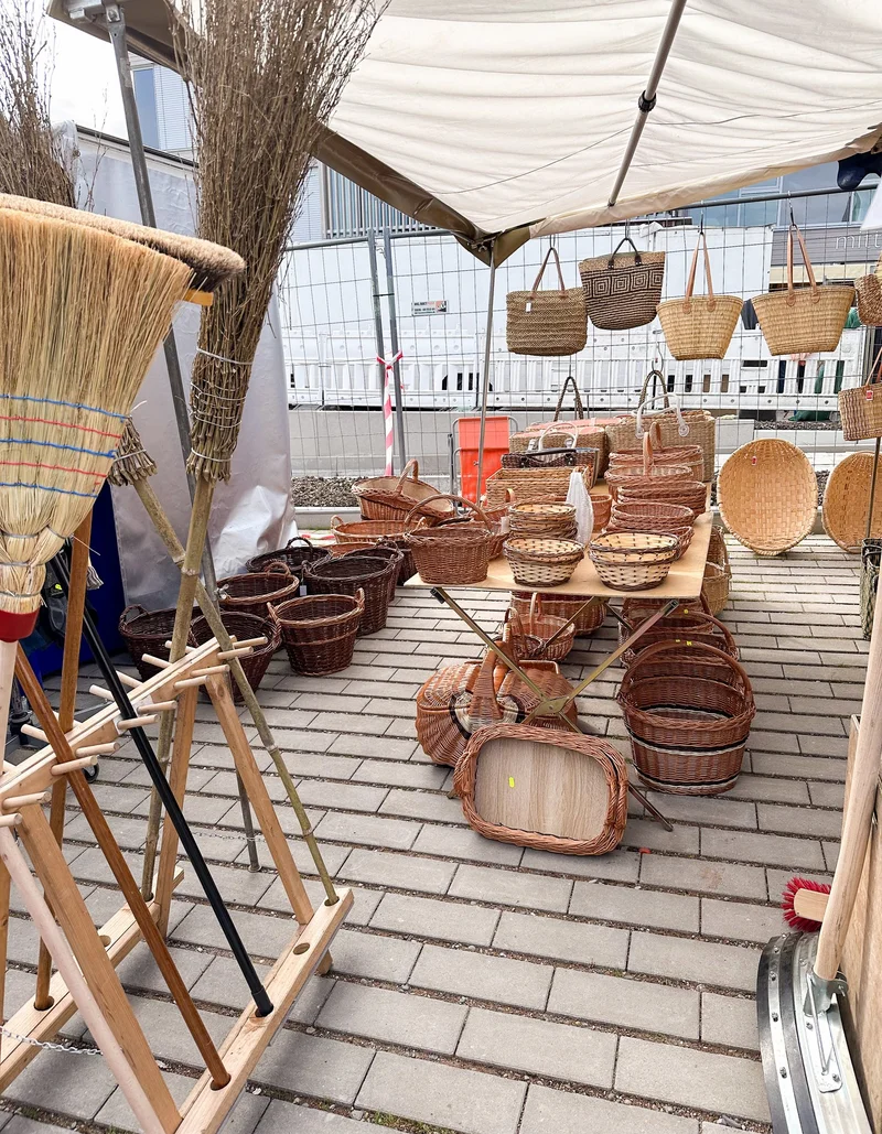 Besen und Körbe auf dem Krämermarkt