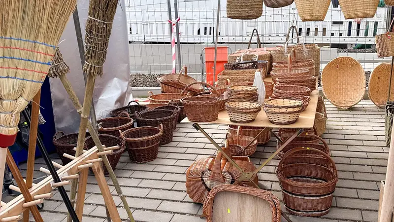 Besen und Körbe auf dem Krämermarkt