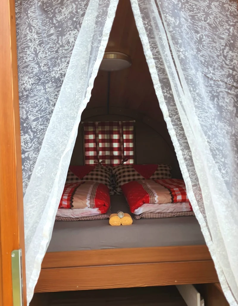 Schlafmöglichkeit in einem urigen Schlummerfass aus Holz.